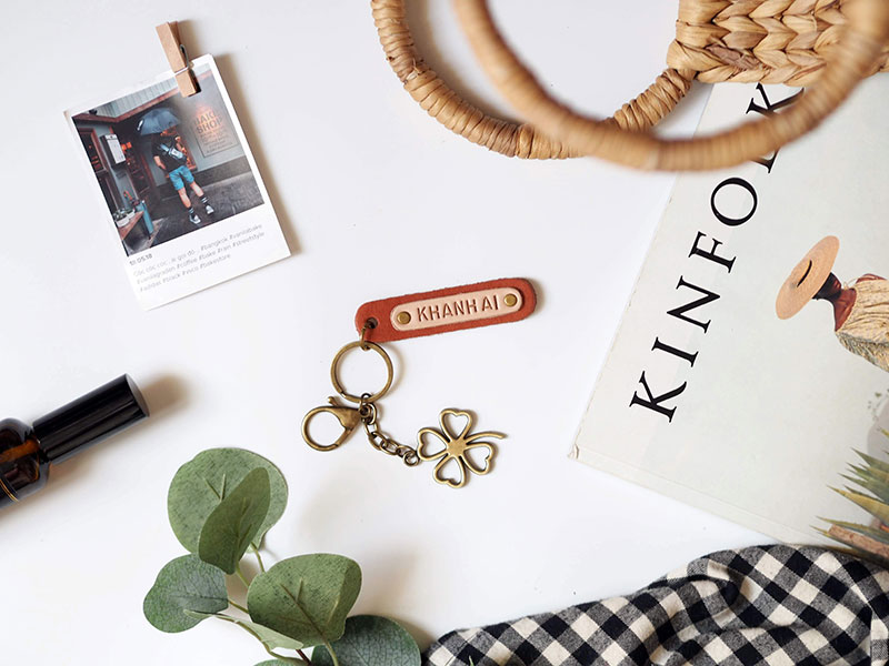 Móc khóa da bò gắn tên giá rẻ